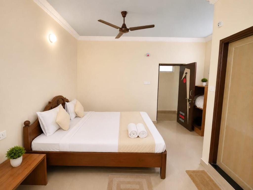Classic guest room with wooden double bed at Hotel Nataraj